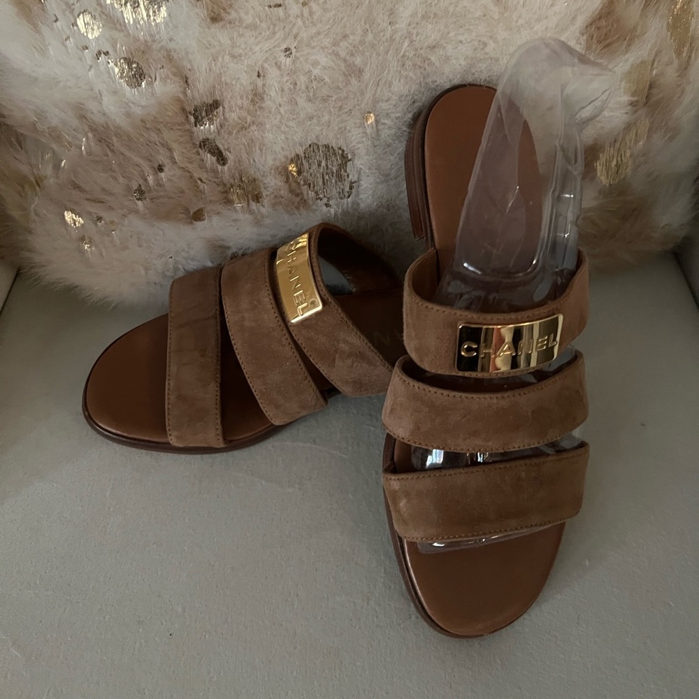 CHANEL suede sandals with gold